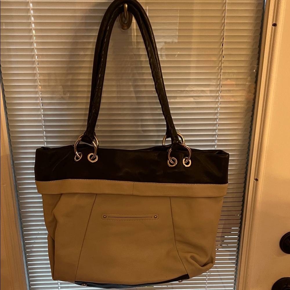 B. Makowsky Elegant Black and Tan Shoulder Bag - Picture 6 of 9